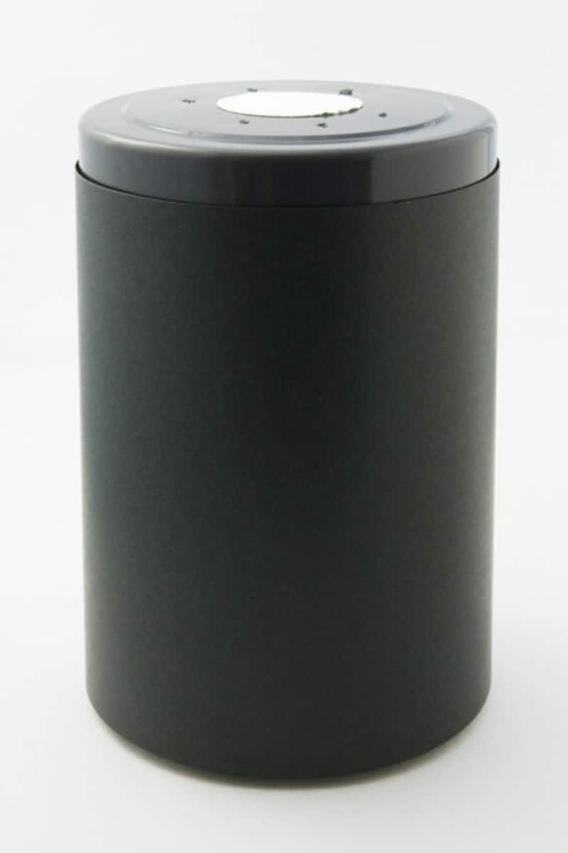 カブトムシのサナギの飼育ケースやビンの外側を、黒い紙や布で覆ってみよう