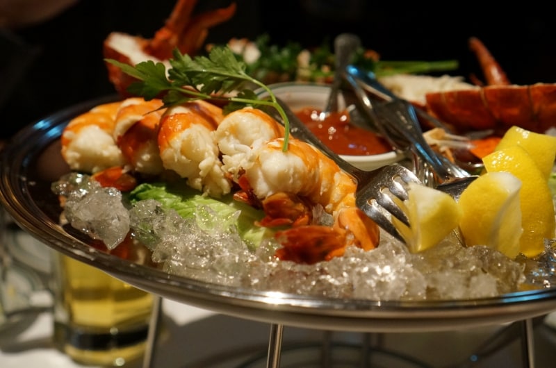 シーフードプラッタ（ロブスター、シュリンプ、クラブミートの盛り合わせ）