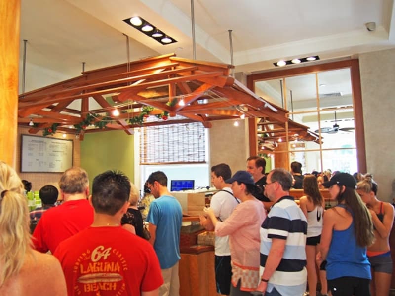 欧米からの旅行者に人気。 テーブル席は10席ほど用意