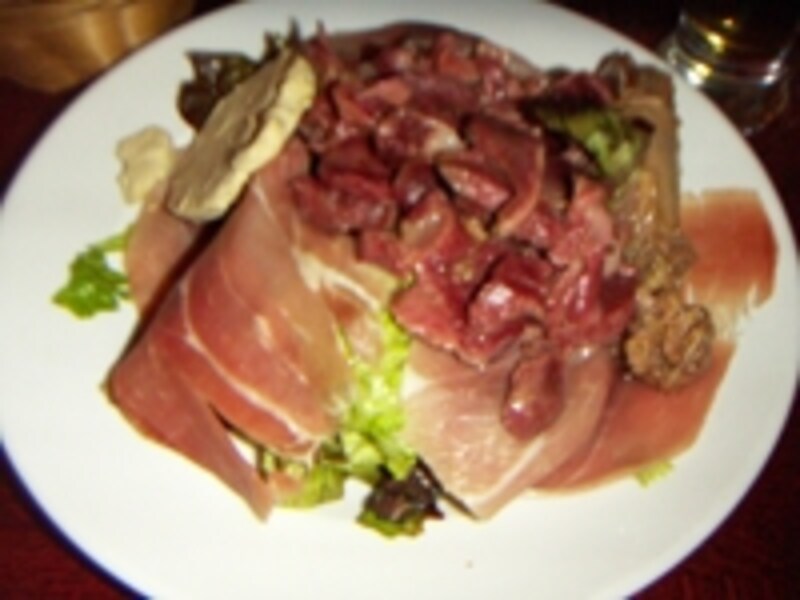 鴨、フォアグラがたっぷりのサラダ