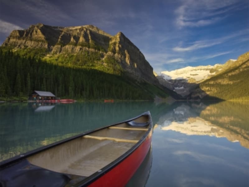風の少ない朝と夕暮れ時、レイクルイーズは鏡のような湖面になり、周囲の山々を映し出すため、湖を見るには最高の時間帯 (C) Banff Lake Louise Tourism/Paul Zizka