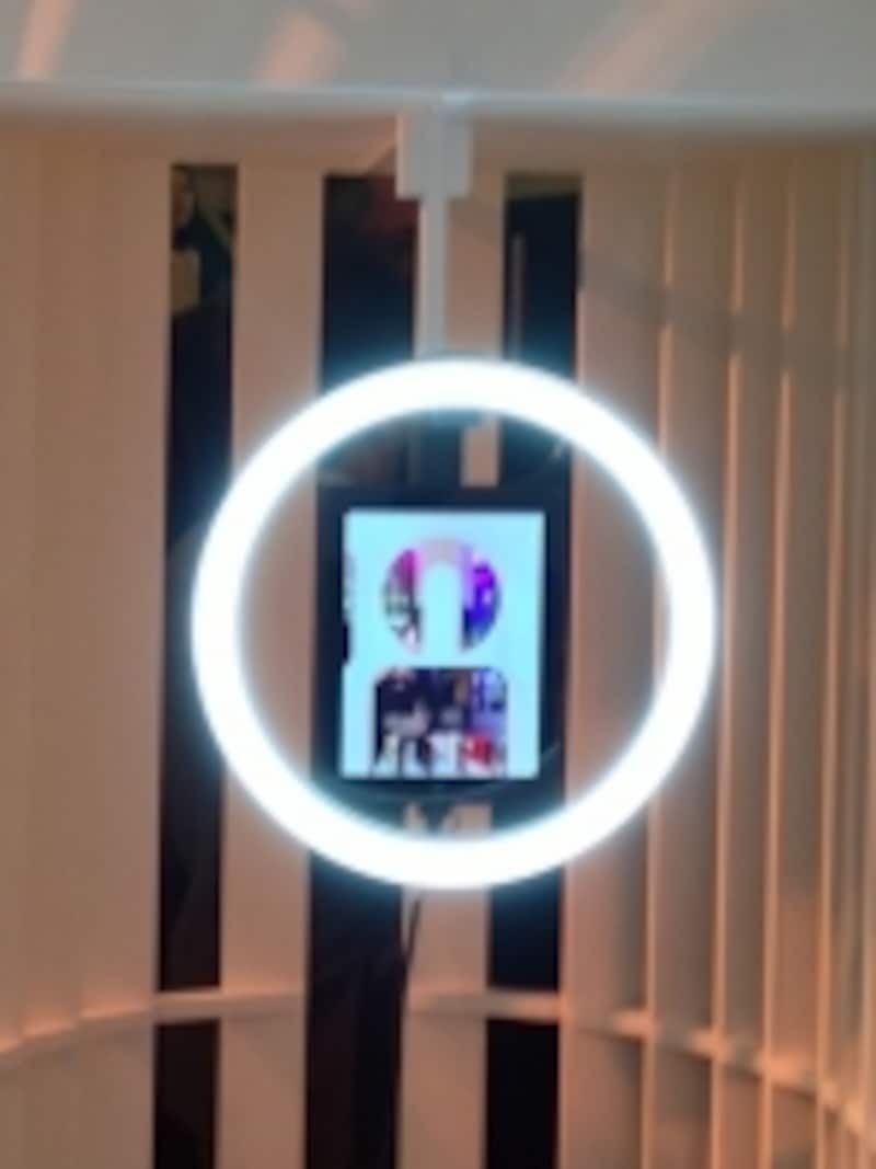 フレームに向かってポーズをとると、ショートムービーが作成され、自分宛に送ることができる