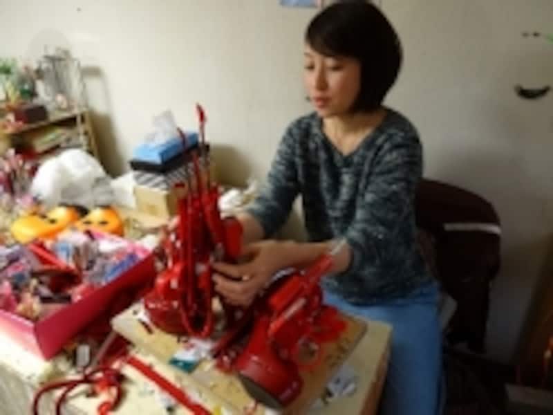 制作に励む荒木由香里さん