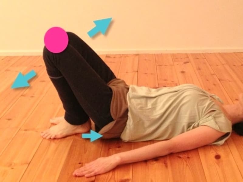 仙骨とかかとを近づけておきます