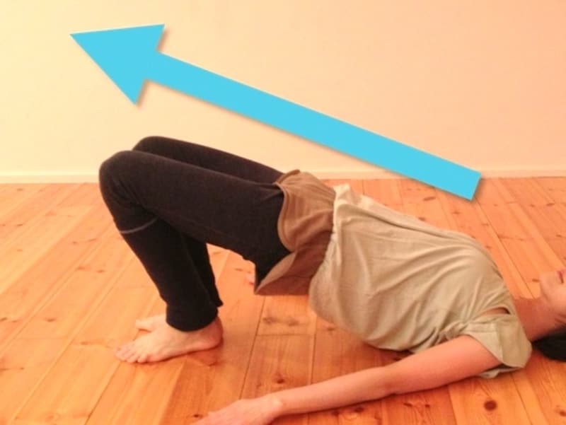 膝と肩で引っ張り合いをするようにあげてみましょう