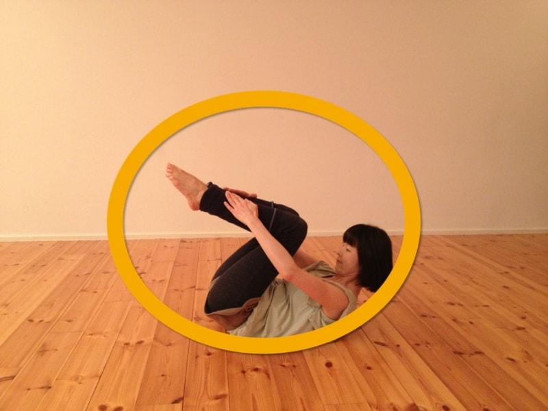 仙骨を感じながら転がってみましょう