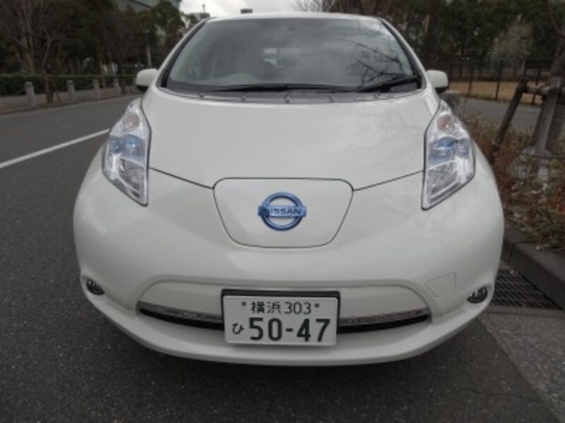 電気自動車の正面。普通の車とそれほど変わりません。