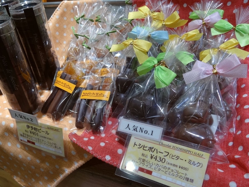 「ヨロイヅカファーム・トーキョー」の「トシヒポハーフ(ビター・ミルク)」(各430円)、「伊予柑ピール」(3本入・401円)