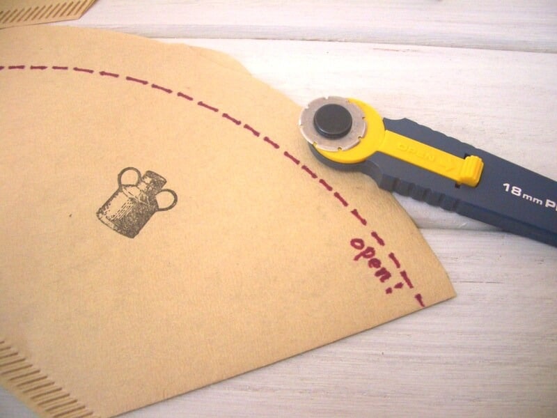 点線カッターを入れる