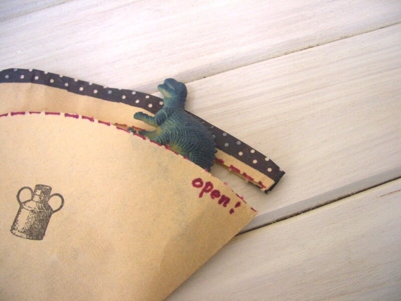 ピリピリと破くと中身が出てきます