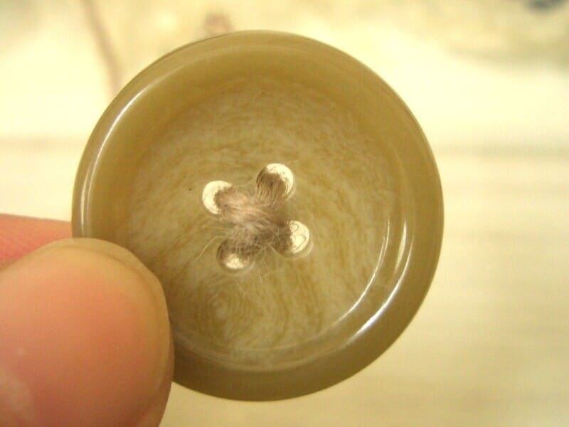 ボタンの穴に通す