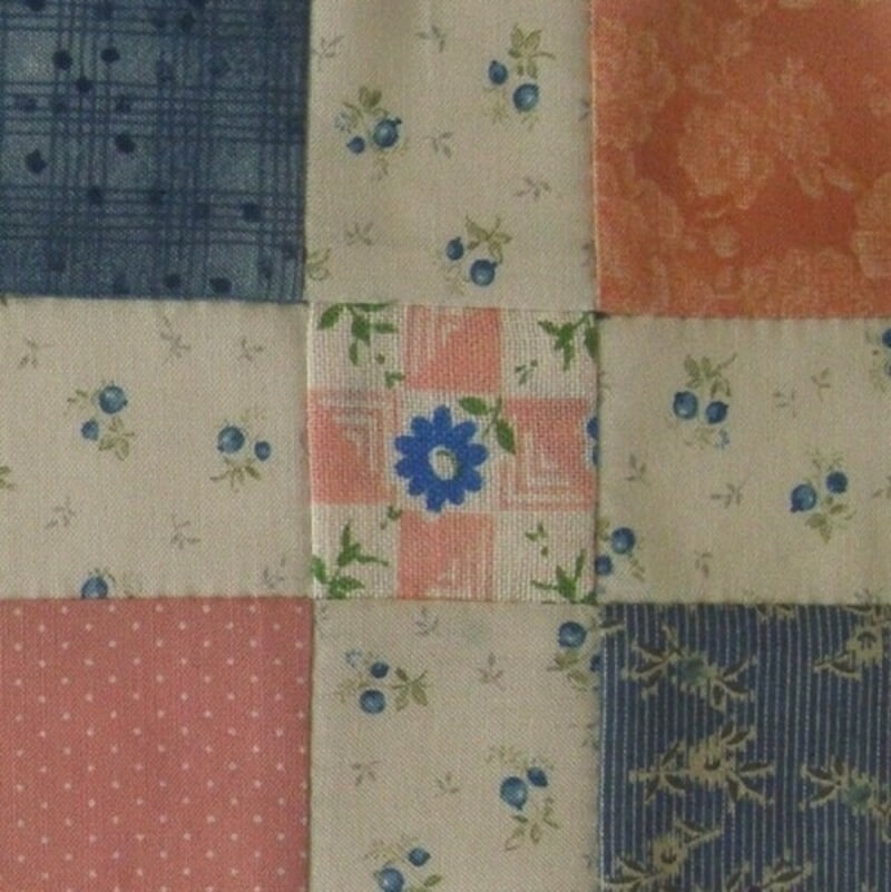 ピンクとブルーのプリントで配色