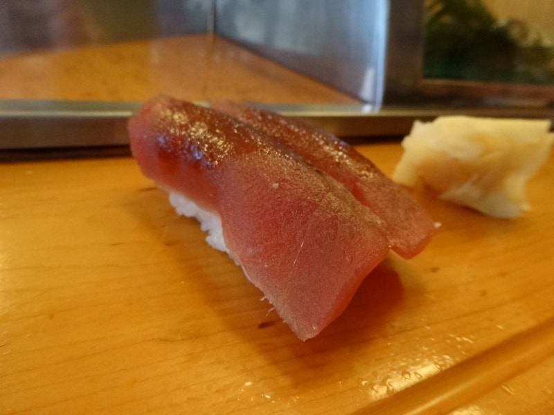 ランチでもカウンターに座ると職人さんが目の前で握ってくれる