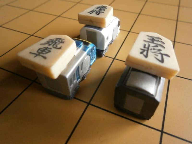 ミニカーで再現した「車将棋」