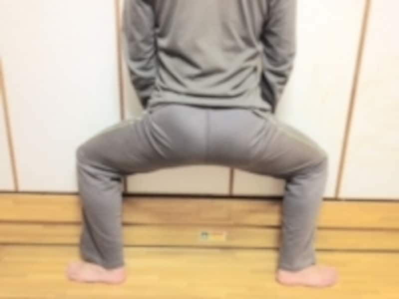 真下に腰を下ろすように意識をしてください