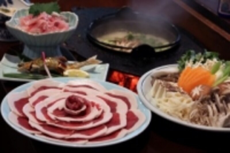 薬膳ぼたん鍋。じっくり煮込んだ肉はとってもやわらか。