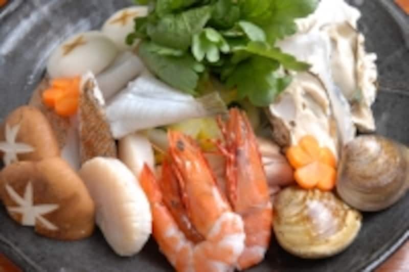 玄海薬膳鍋。春菊、白菜、椎茸など地元の新鮮な野菜もたっぷり。