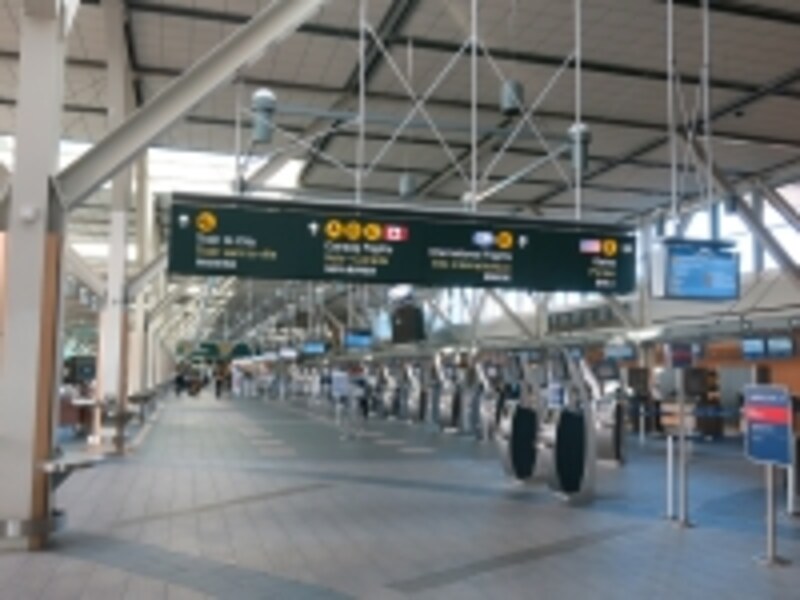 こちらも国際線と同様、カウンターが横一列にずらりと並ぶ。セキュリティーと入国審査のブースはカウンターのすぐ裏手