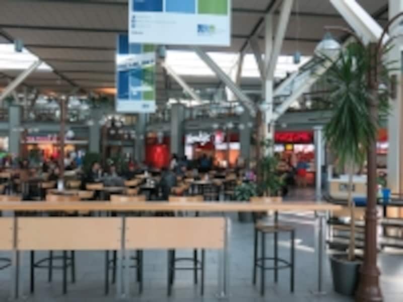 国際線側のフードコートは、ゲートへの入り口のすぐ横