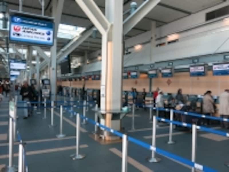 国際線チェックインカウンター。数多くの航空会社が横一列並ぶスタイル