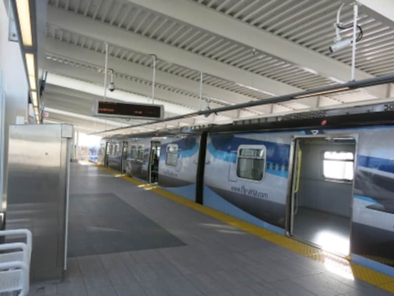 スカイトレインの駅はターミナルビルの正面にあり、連絡通路で直結