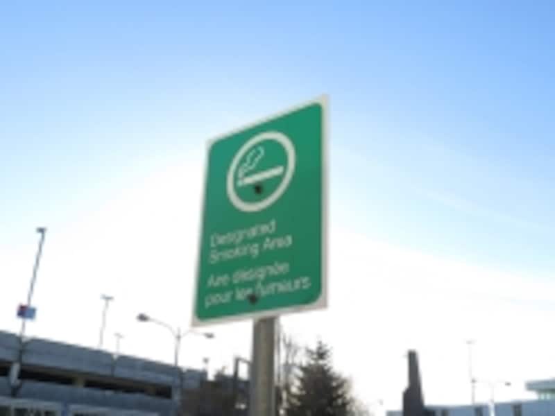 喫煙可能な場所にある看板