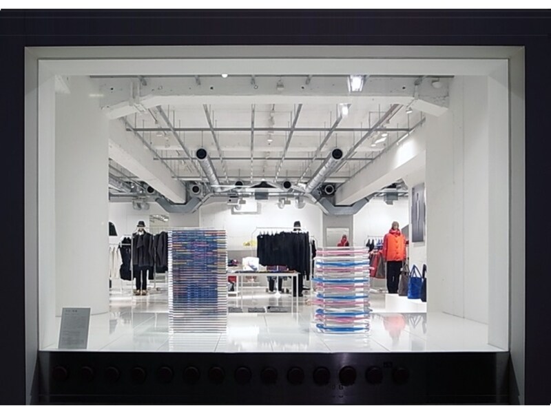 現代アートで評価の高い彫刻家の冨井大裕さんの展示のようす（2013年）