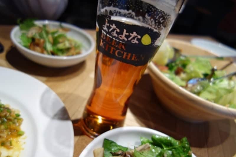 よなよなビアキッチンでは樽生のビールと美味しい料理がいただけます。