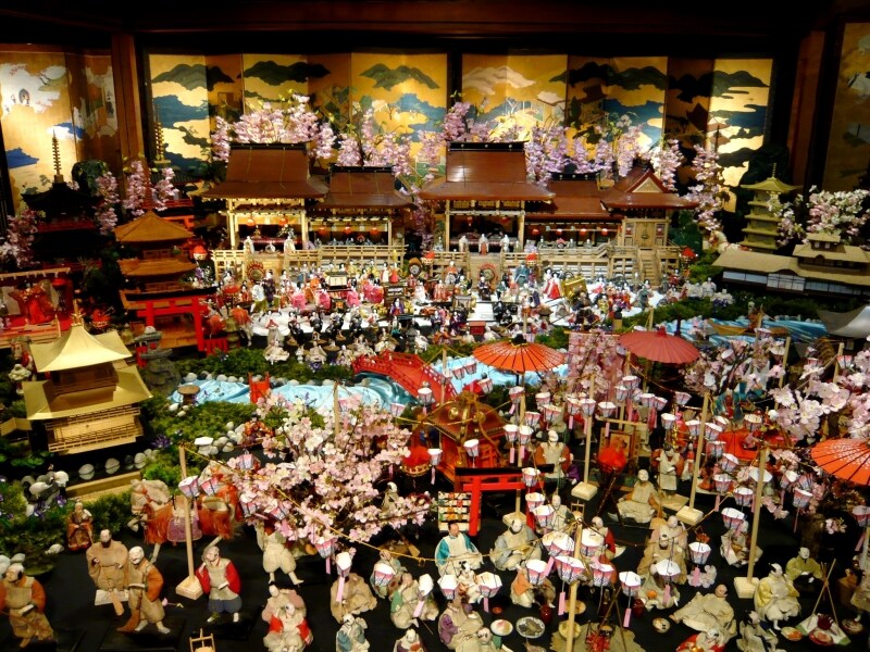 『草丘の間』の座敷雛