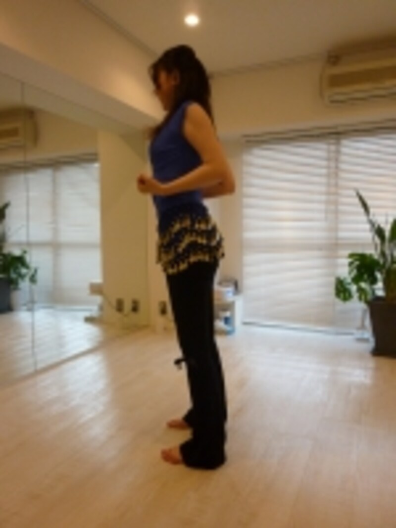 左右の肩甲骨を寄せて