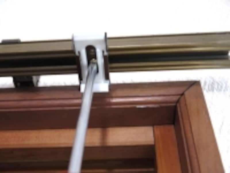 ロールスクリーン／ネジを締めて固定