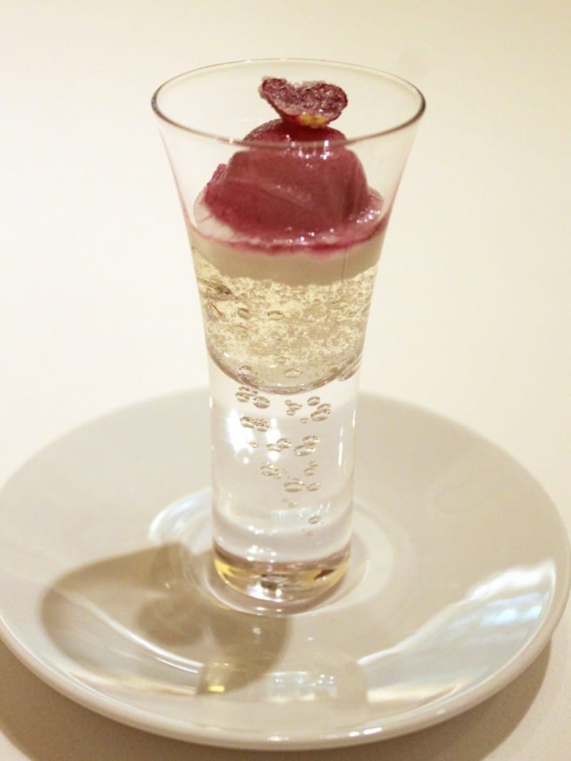 シャンパーニュのジュレ、ローズ香るソルベ、ヨーグルトのムスリーヌ