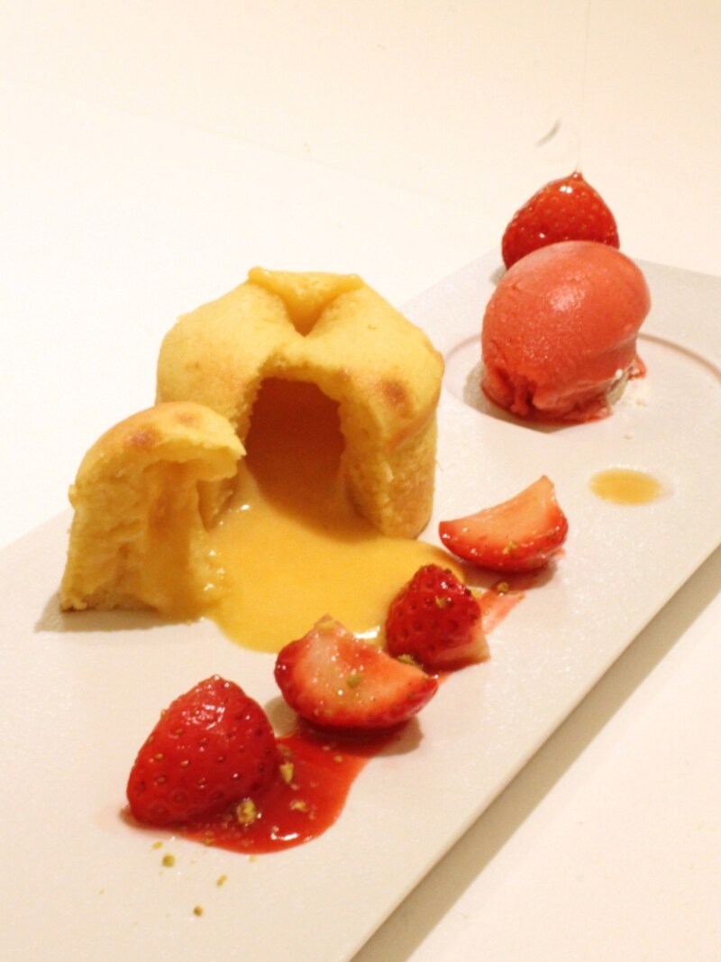 安納芋のビスキュイ・フォンダンと苺