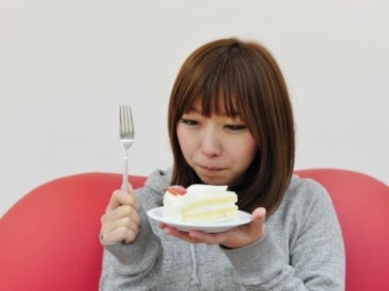 ケーキを食べる女性