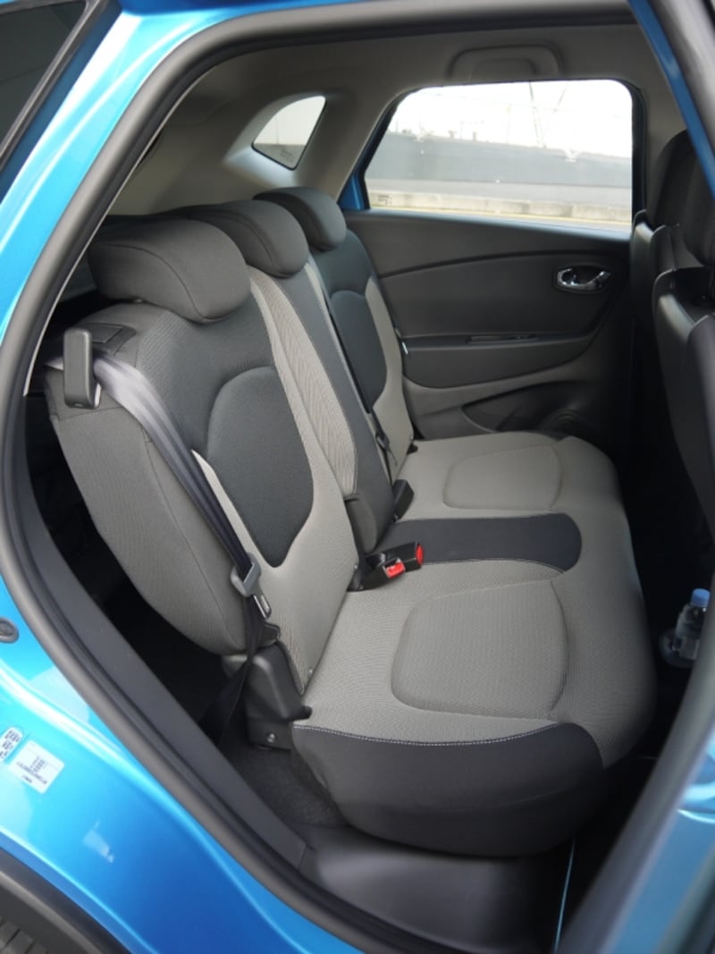 ルノー・キャプチャー・リヤシート