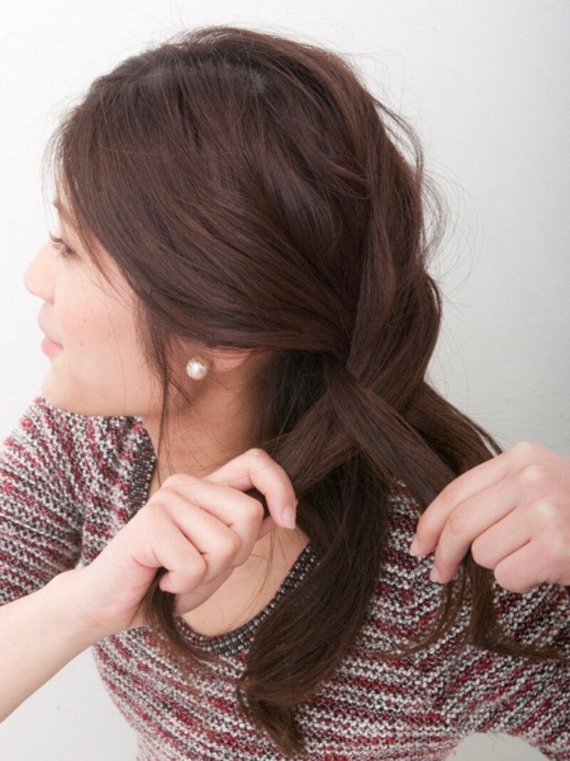 ざっくり後ろの毛を編み込んでいく