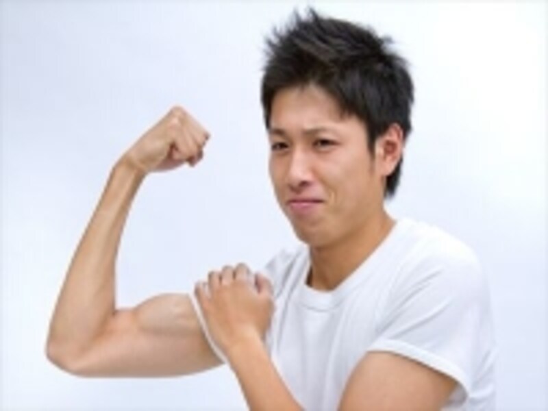 ちからこぶを見せる男性