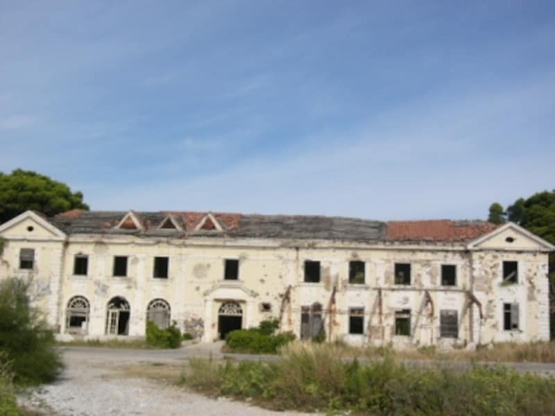 海沿いにひっそりと佇む、たくさんの銃弾の跡がある建物。内戦中、クロアチアの豊かな観光資源を嫉んで、海岸沿いの街は標的の的とされた。【クロアチアの観光】