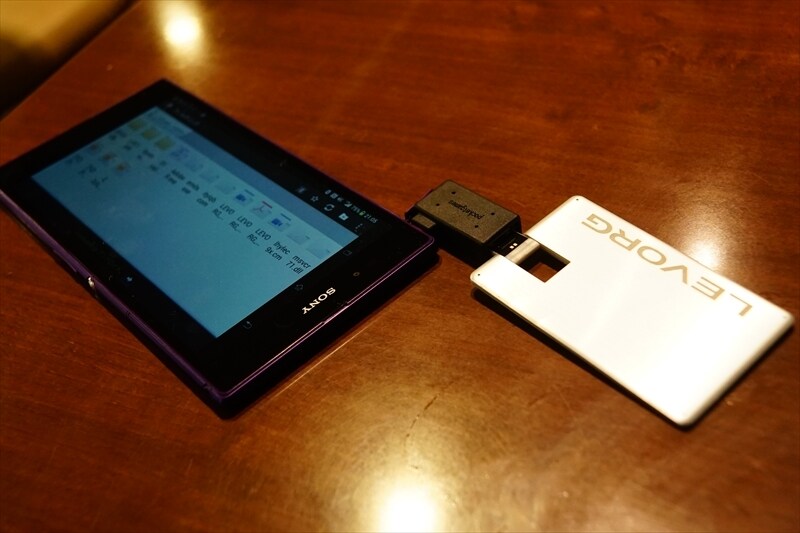 Xperia Z Ultraとカード型のUSBメモリドライブ