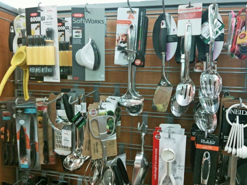 キッチンツールのほか、鍋、食器、マグカップも充実しているキッチンコーナー