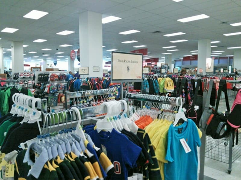 ハワイですぐ使えるTシャツやポロシャツがみつかる子供服コーナー