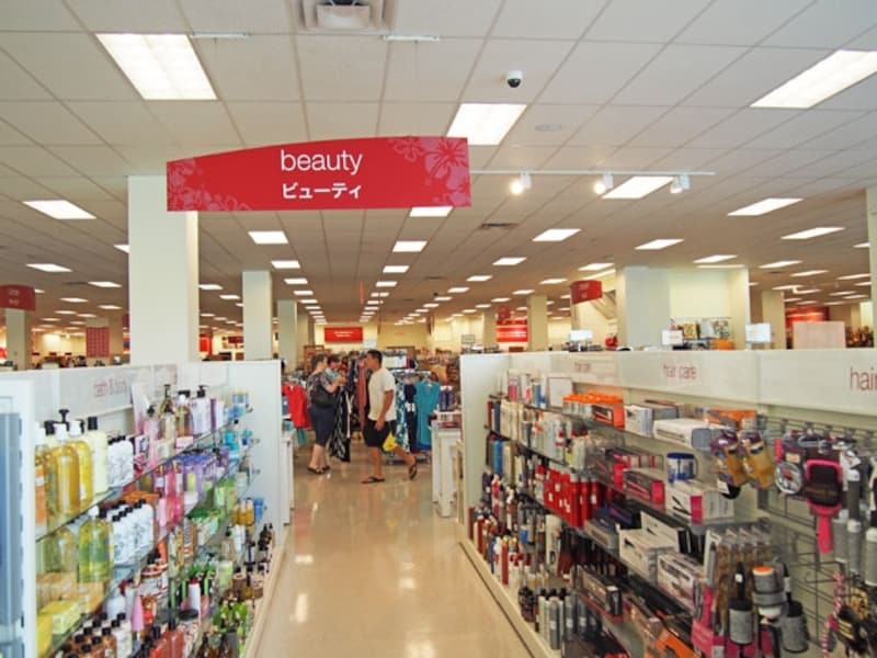 スキンケアやヘアケア、香水等が並ぶコスメコーナーもあり