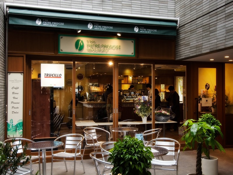 ビルの吹き抜けが自然光の射すテラス席に。