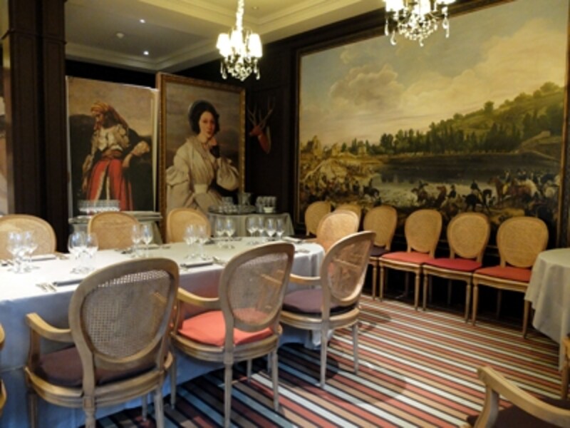 コローの名画が置かれているレストラン