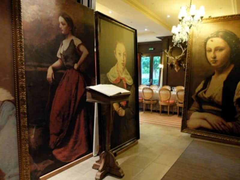 コローの名画が置かれているエントランス