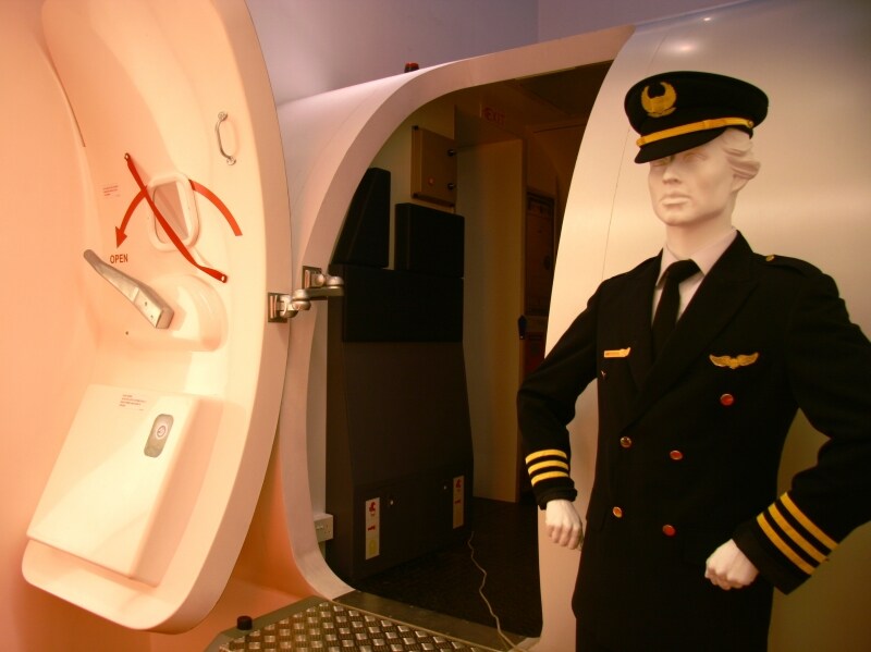 飛行機のドアも本物そっくり