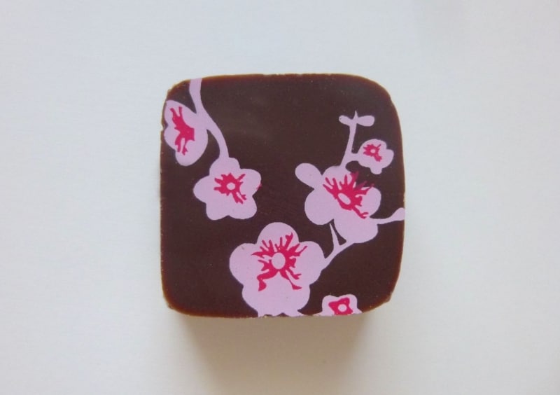 桜茶で風味付けしたダークガナッシュ