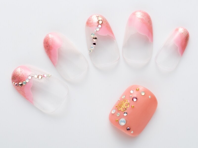 流線型に並べたストーンがエレガント