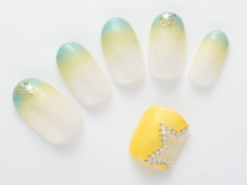 ゴールドに輝く星パーツで攻めネイル