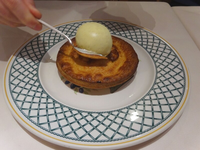 バニラアイスクリームを添えていただく「銀座ぶどうの木」の「アップルパイ」（消費税5％込1680円）